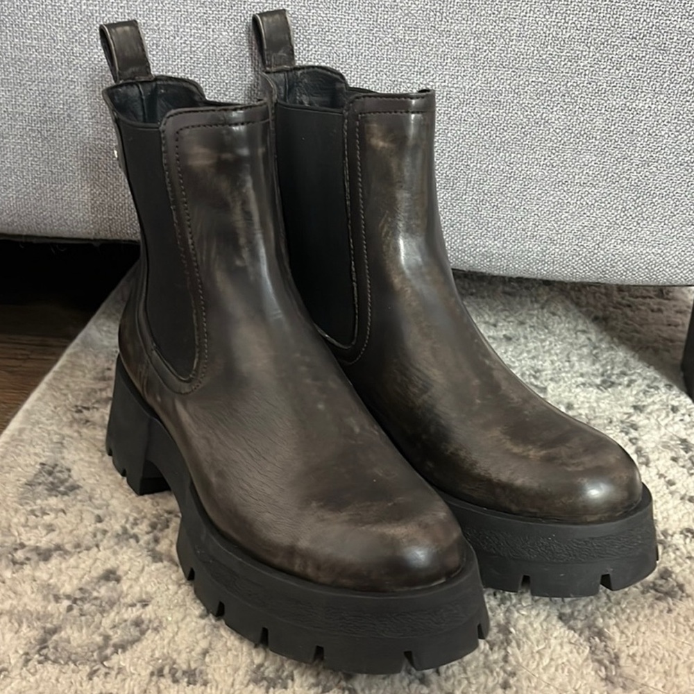 NWOT Dark Brown Steve Madden Chelsea Boots
Women's size 11